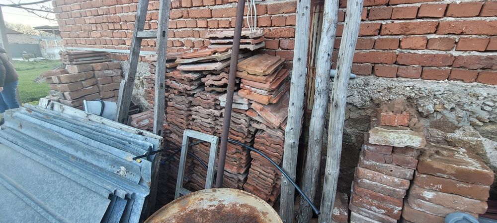 Керемиди свалени от покрива 20ст.на брой