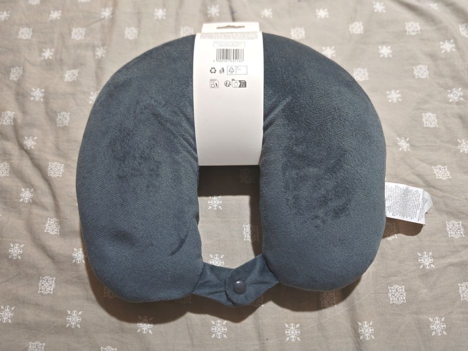 Нова сива кадифена възглавница за врат за пътуване