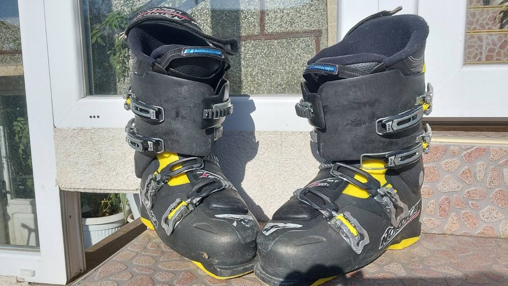 Ски, обувки и щеки