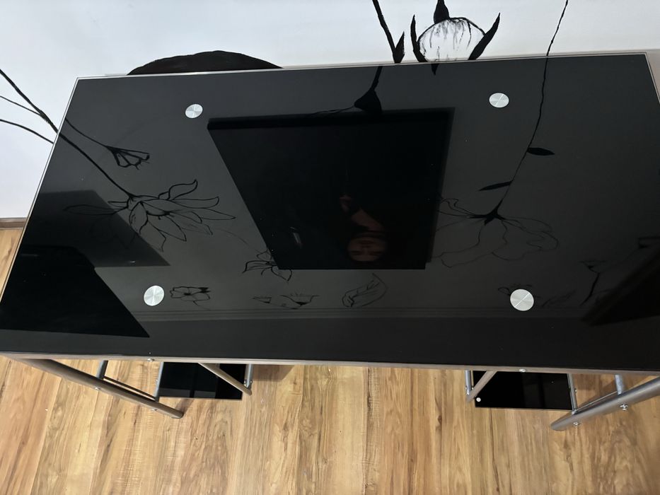 Birou din metal și sticlă