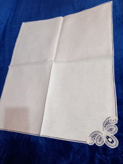 Broderie manuală ,Față de masă cu 16 șervețele