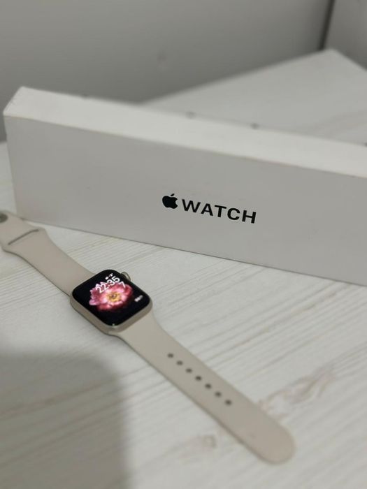 Apple часы белый