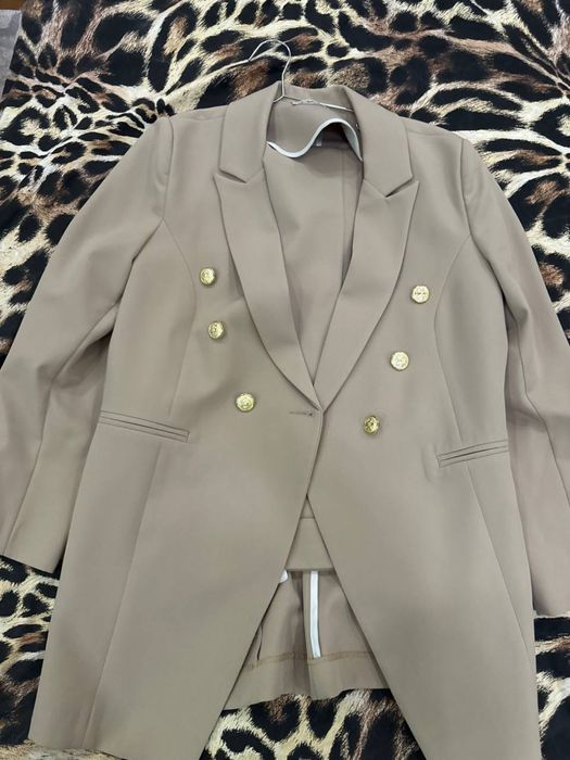 Продаётся элегантный костюм: пиджак и брюки в отличном состоянии.