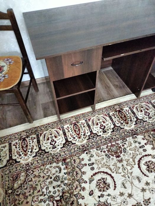 Продам компьютерный стол ,цвет дуб темный