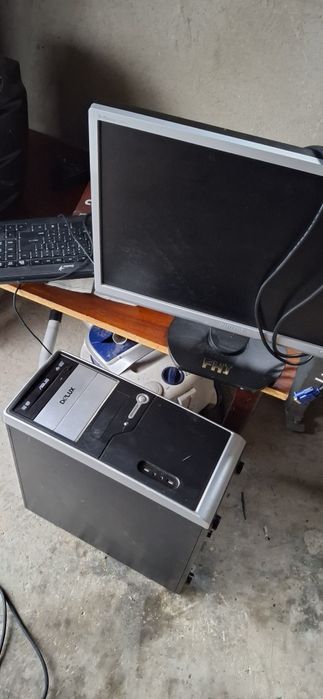 Vând monitor,  unitate si tastatură
