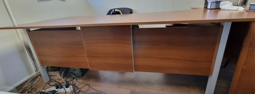 Офис бюро с помощно шкафче