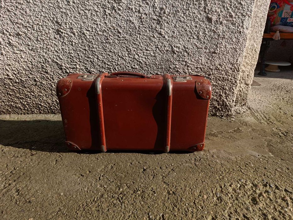 Vand valiză veche din carton cu colțuri și încuietori metalice