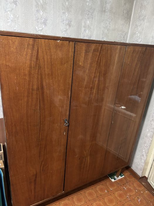 Советский шкаф отдам беспалатно