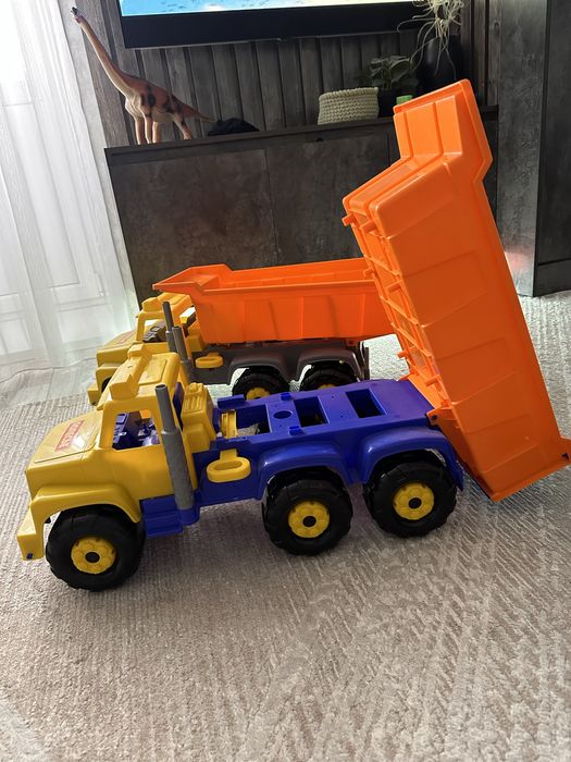 Машина самосвал гигант