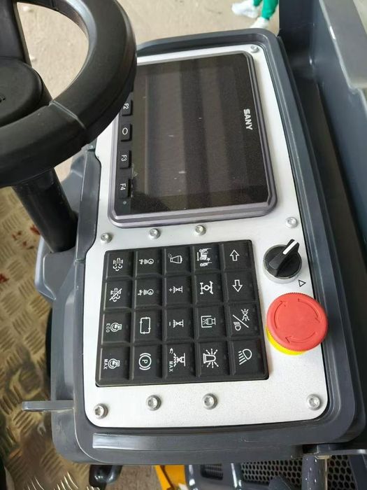 Продавам валяк Нов днигател Kubota марка Sany