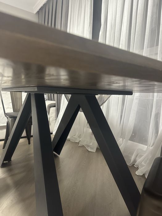 Продавам чисто нова масивна маса от орех