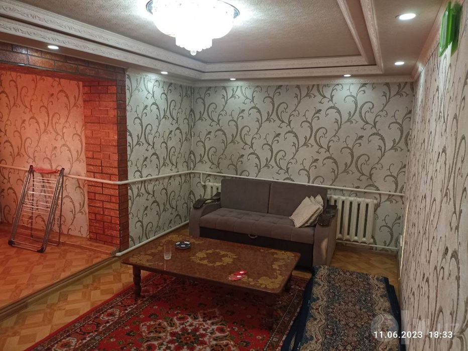 3-микр 2 хонали Балзак ресторани рўпарасида.Ғиштли квартира.