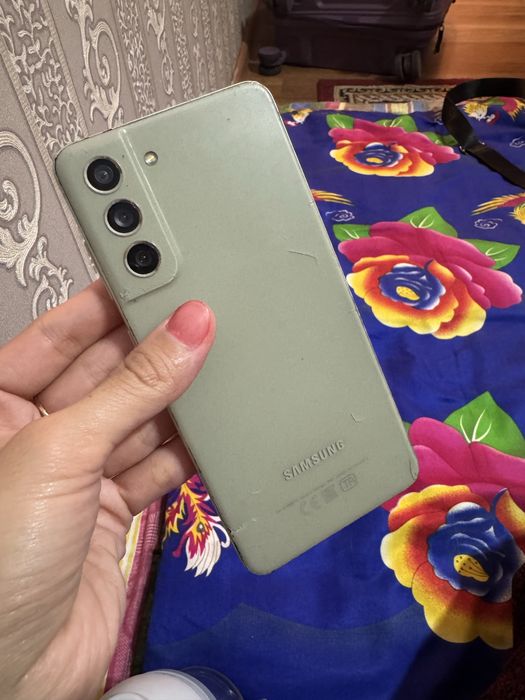 Samsung S21 FE.