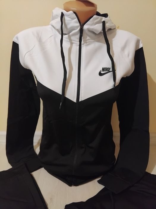 Model nou! Trening dama Nike.