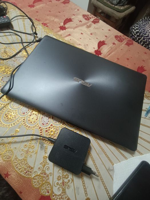 Ноутбук Asus работает от сети .