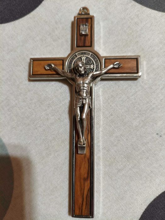 Cruce de perete din lemn de măslin cu Sfântul Benedict, 19 cm