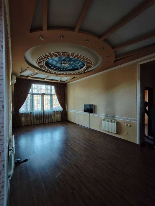 Просторный дом 450 м² с бассейном на Никитина