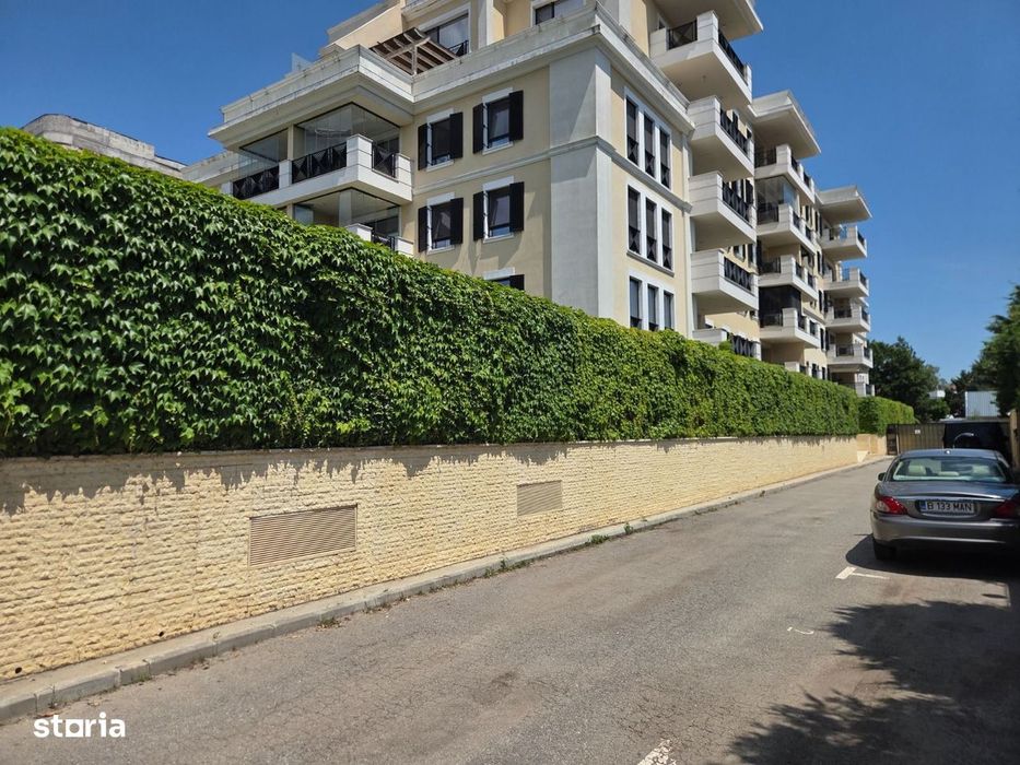 Apartament cu 4 camere si curte privata exclusiva