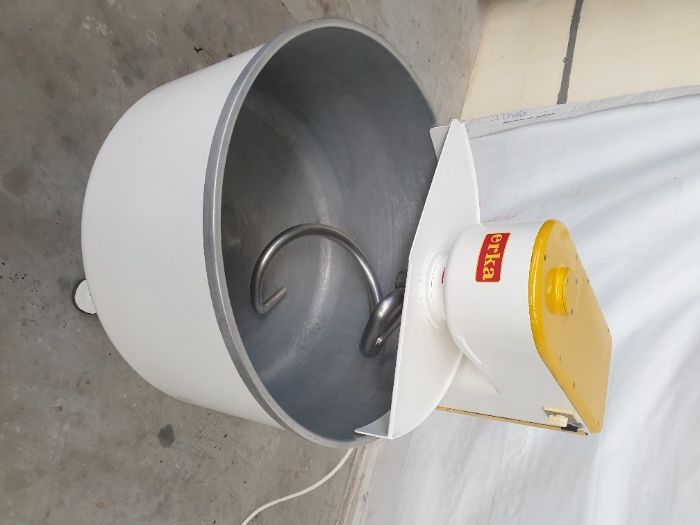 Продавам немска спирална двускоростна тестомесачка Erka 240литра