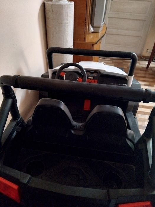 Vînd masinuta pentru 2 copii