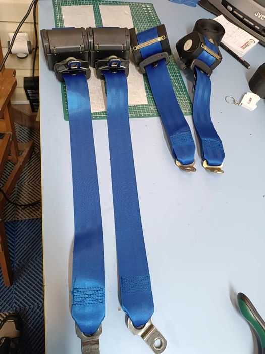 Цветни предпазни колани за автомобил