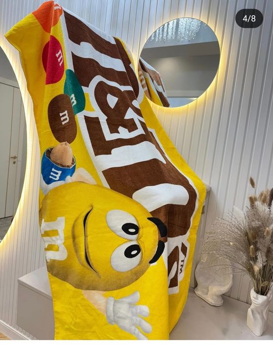 Постель, подушки ,наволочка, полотенце многое другое .