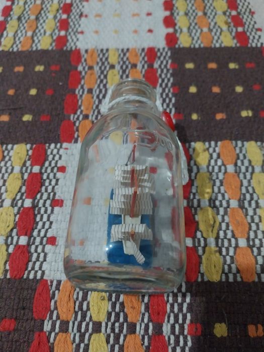 Suvenir corabie în sticlă.