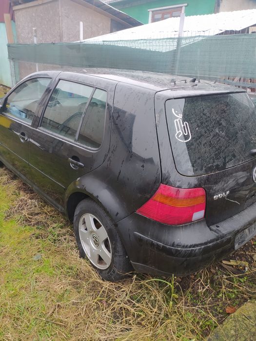 Vând Golf 4 radiat, pentru piese de schimb !