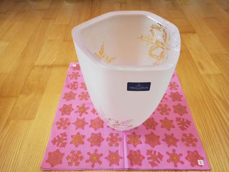 Vaza Cristal masiv- Villeroy&Boch-gravura florala cu fulgi de nea -Nou