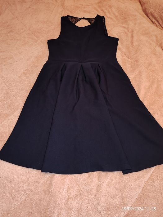 Рокля с гол гръб