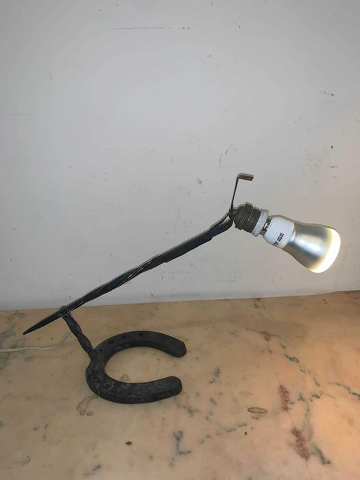 Veoza din fier forjat asezata pe potcoava de cal