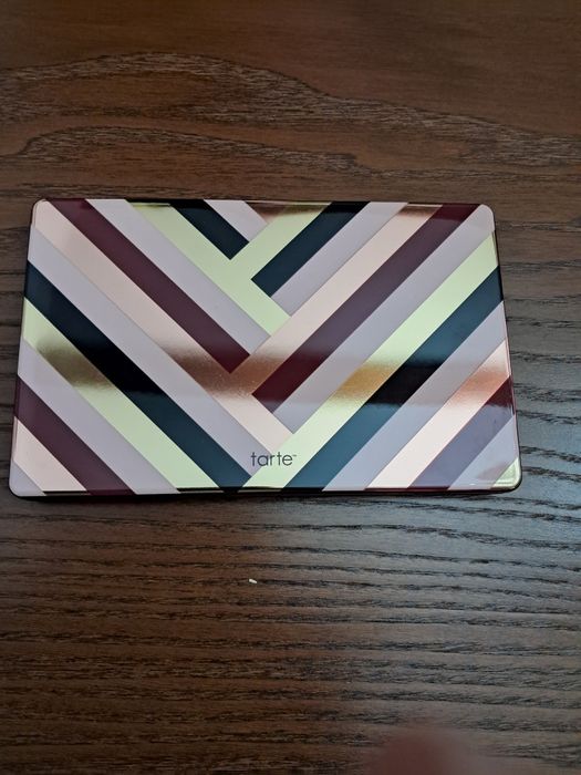 Vand trusa machiaj Tarte noua