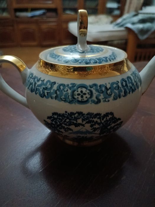 Продам фарфоровый сервиз.