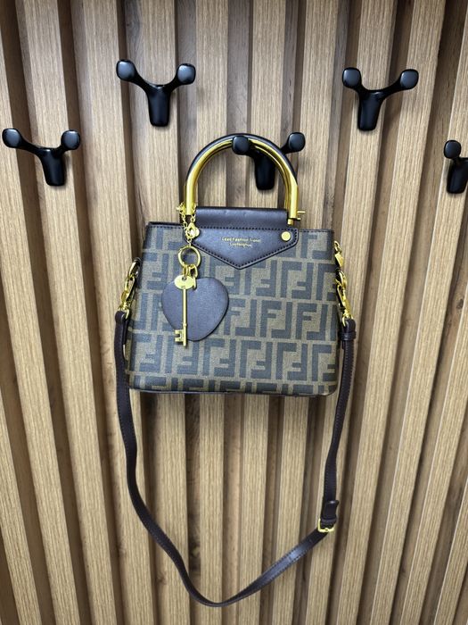 Сумка с брелком от Fendi