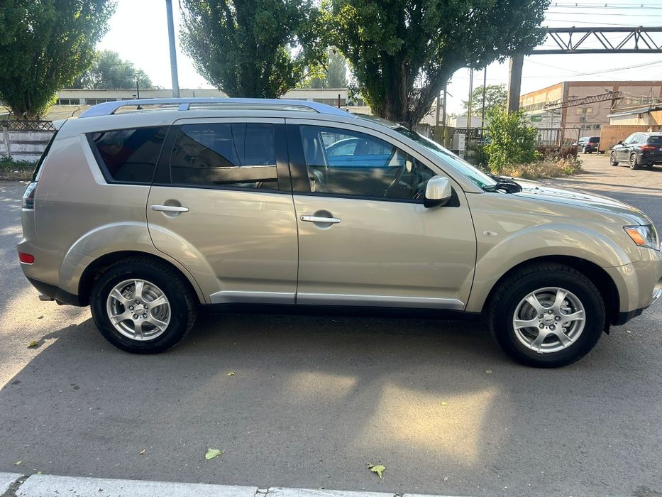 Vând Mitsubishi Outlender