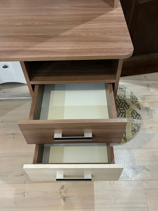 Стол с полкамиии