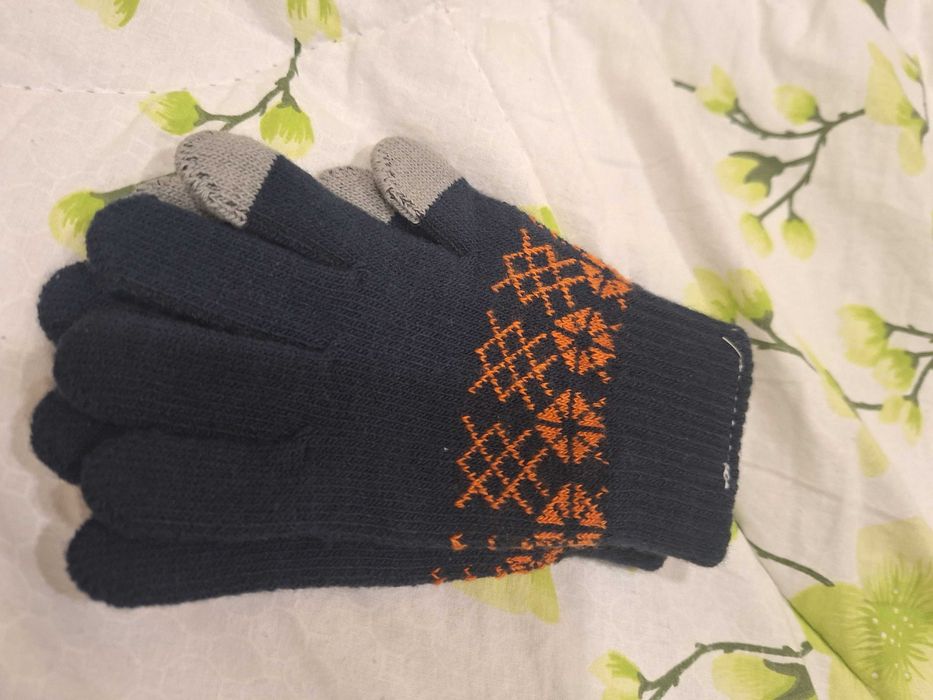 Детски  екип нов  суичър, нов панталон и ръкавици