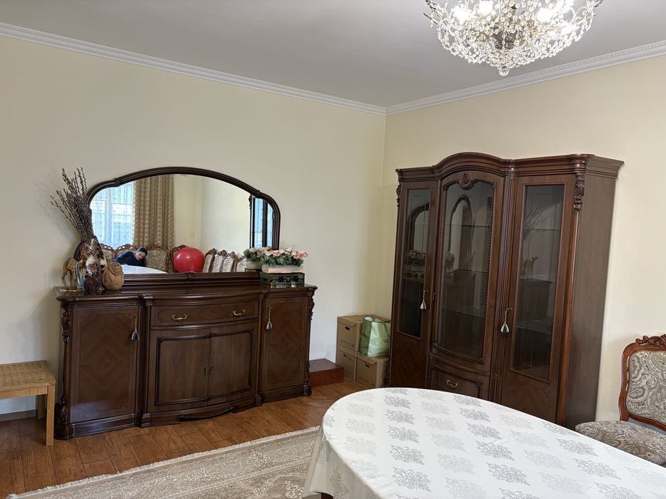 Продам сервант с тумбой