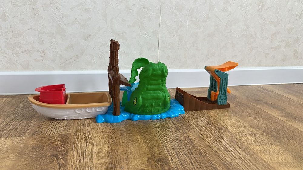 Продам Hot wheels треки+автовоз+дорожки