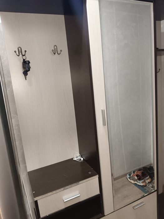 Продаеться Прихожая с зеракалом