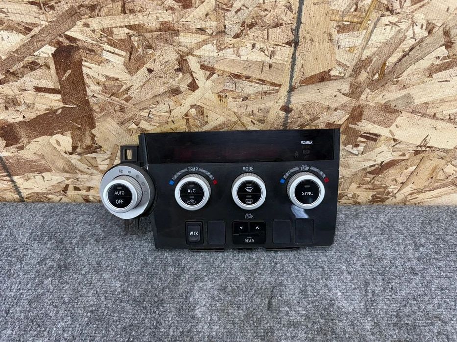 На Toyota Sequoia — Блок климата.