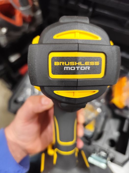 Безчетков акумулаторен гайковерт Девалт Dewalt  DCF900P2T