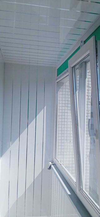 Отделка балконов и санузлов декорпанелями.