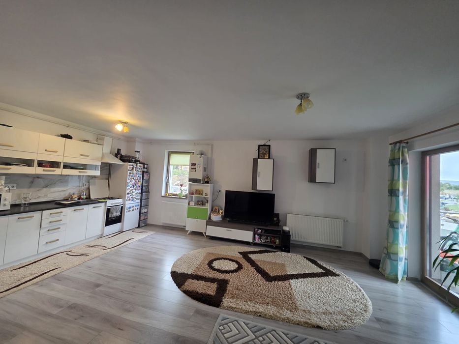 Închiriez apartament cu două camere pe termen lung în Green Residence