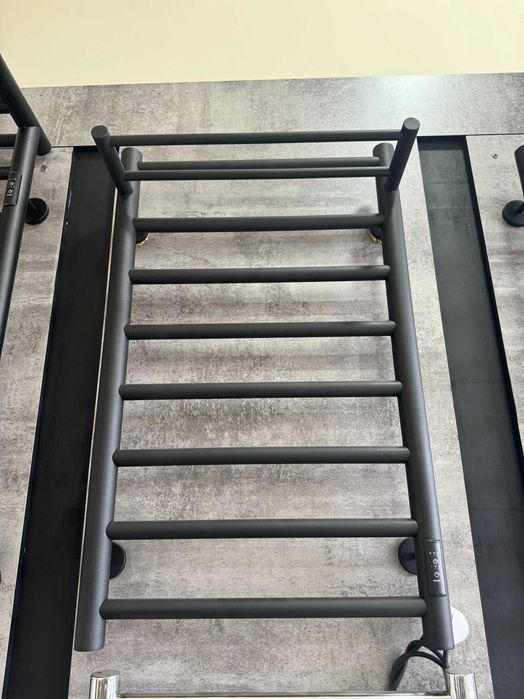 Полотенцесушитель с полочкой из круглой трубы с гарантией.