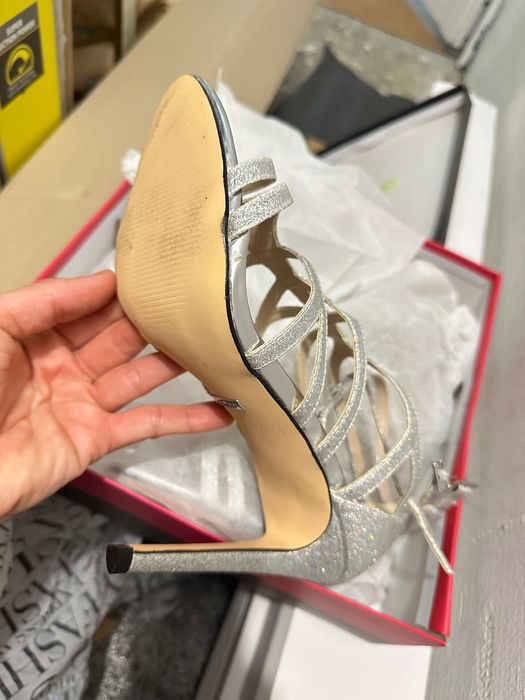 Сандали на висок ток