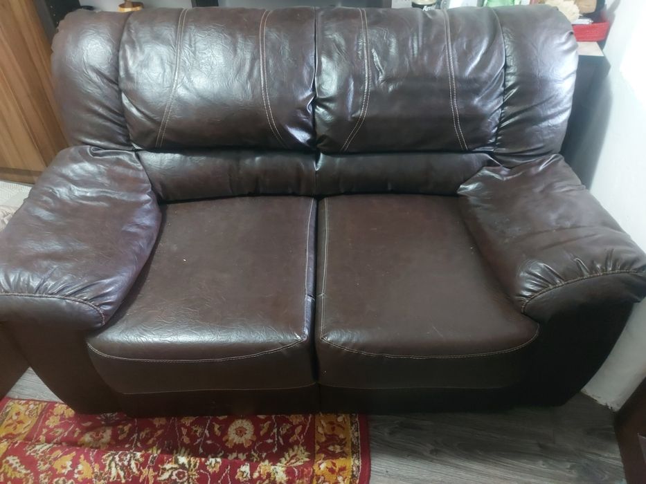 Canapea piele și un fotoliu