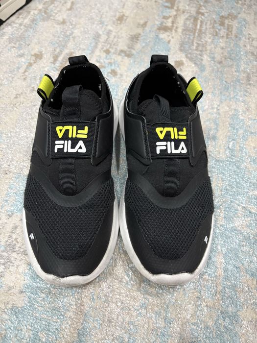 черные кроссовки FILA