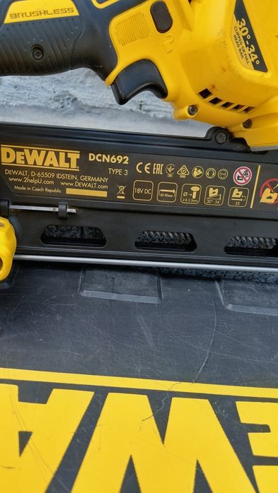 Такер/ пистолет за пирони до 9см Девалт DeWalt DCN692