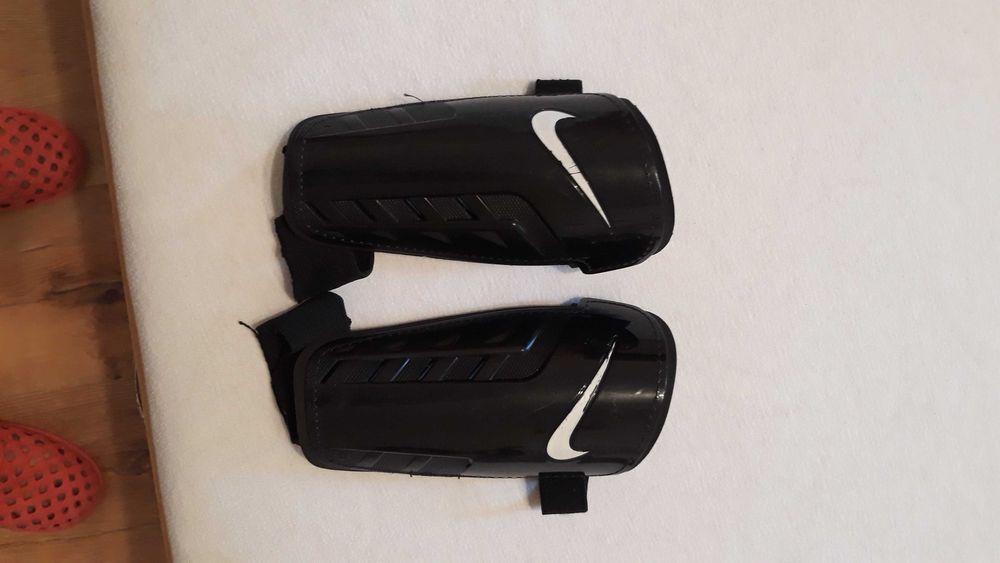 Продавам протектори за футбол Nike